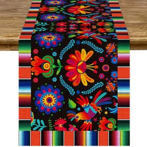 Detalle del camino de mesa mexicano del Día de los Muertos con motivos florales coloridos