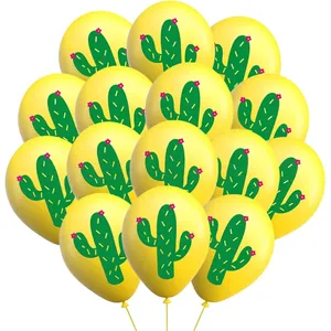 Detail van gele latex ballonnen met groene cactusprint voor Mexicaanse themafeest