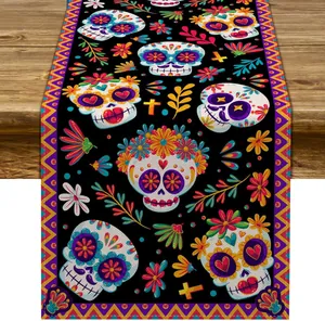 Detalle del camino de mesa del Día de los Muertos con calaveras y flores vibrantes