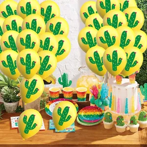 Gele latex ballonnen met cactusprint in een feestelijke Mexicaanse verjaardagssetting