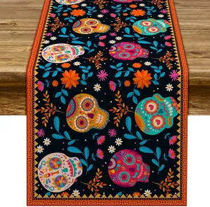 Detalle del camino de mesa Día de Muertos con calaveras de azúcar y motivos florales