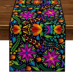 Camino de mesa floral mexicano colorido para el Día de los Muertos sobre madera