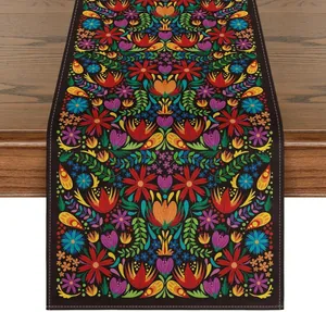Vista detallada de camino de mesa mexicano estilo Otomi con bordados florales vibrantes