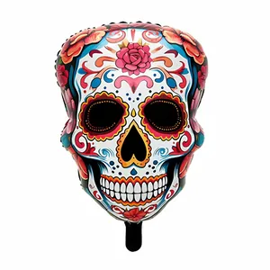 Vue détaillée d'un ballon en aluminium tête de mort du Jour des Morts avec fleurs