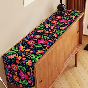Camino de mesa mexicano del Día de los Muertos con vibrante diseño floral de arte popular