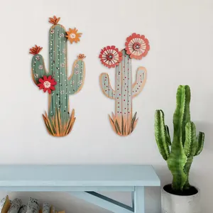 Décoration murale en bois de style désert mexicain avec des cactus sur mur blanc