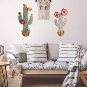 Vue détaillée de l'art mural cactus en bois dans un salon moderne de style bohème