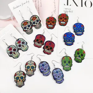 Variété de boucles d'oreilles tête de mort punk colorées aux motifs floraux vifs