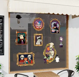 Halloween-Fensteraufkleber mit Totenkopf- und Monster-Rahmendesigns an einem Schaufenster im Freien
