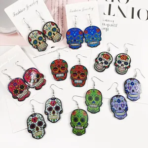 Vue détaillée de plusieurs boucles d'oreilles tête de mort colorées style punk gothique