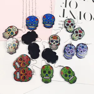 Vue macro détaillée montrant diverses boucles d'oreilles tête de mort colorées de style punk rock.