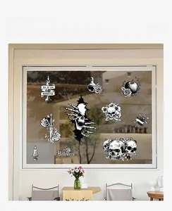 Schwarz-weiße Totenkopf-Fensteraufkleber auf einer Glasscheibe in einem Wohnzimmer