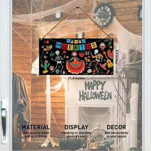 Plaque décorative en bois Jour des Morts suspendue dans une scène d'Halloween festive