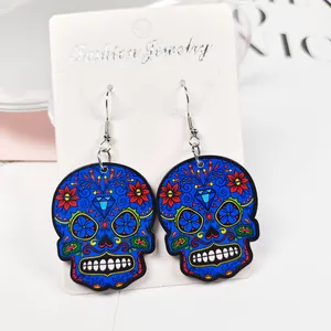 Boucles d'oreilles tête de mort colorées aux imprimés floraux punk rock sur carte blanche