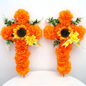 Detailansicht von orangefarbenen Tagetes-Kreuz-Blumendekorationen für Halloween.