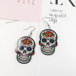 Vue détaillée des boucles d'oreilles tête de mort mexicaine colorées de style punk.