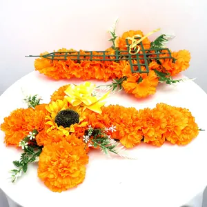 Detail des orangefarbenen künstlichen Ringelblumen-Kreuzes für die Tag der Toten Deko.