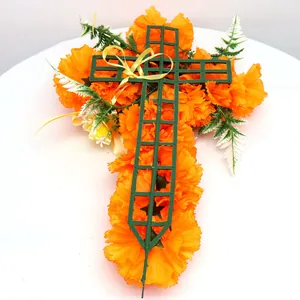 Künstliches orangefarbenes Ringelblumen-Blumenkreuz mit grünem Gitter und gelber Schleife