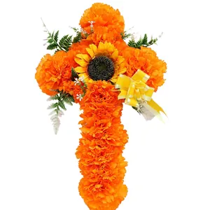 Detailansicht eines Kreuzes aus künstlichen orangefarbenen Ringelblumen mit Sonnenblume