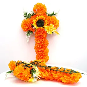 Nahaufnahme eines orangefarbenen Ringelblumenkreuzes für den Tag der Toten Feier