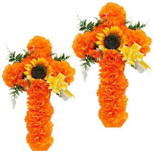Zwei leuchtend orangefarbene Ringelblumenkreuze für die Dekoration zum Tag der Toten.
