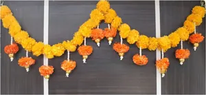 Detail der gelben und orangen künstlichen Ringelblumen-Girlande mit Perlen für Deko