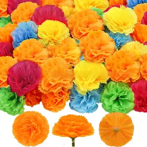 Detailweergave van levendige veelkleurige kunstmatige goudsbloemhoofden voor feesten