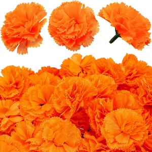 Vue détaillée de têtes de fleurs de souci artificielles orange pour la décoration.