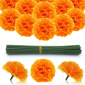 Detailweergave van levendige oranje kunstmatige goudsbloemhoofden met groene stelen