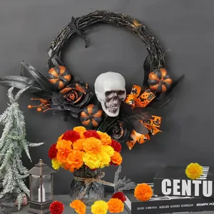 Couronne d'Halloween artisanale avec crâne et arrangement de soucis orange vif
