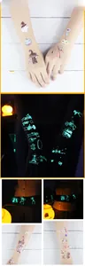 Détail de tatouages d'Halloween lumineux avec des motifs de squelette du Jour des Morts.