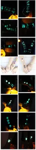 Détail de tatouages d'Halloween phosphorescents avec des squelettes de dessin