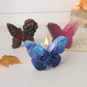 Primo piano dettagliato di candele a farfalla teschio gotico accese per Halloween