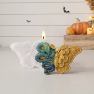 Dettaglio dello stampo per candela a farfalla con design a serpente e fiore per Halloween.