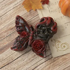 Vista dettagliata dello stampo a farfalla teschio gotico con rosa e serpente per Halloween