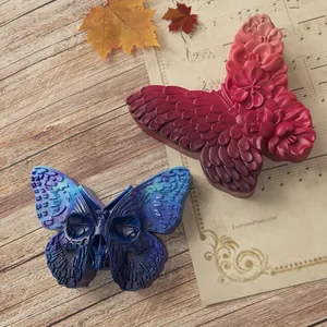 Dettagli di stampi per candele a farfalla con motivi di teschio e fiori per il fai da te
