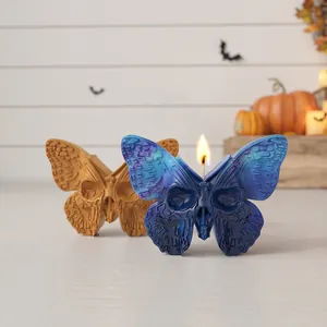 Candela dettagliata a forma di farfalla con motivi di ali a teschio per Halloween
