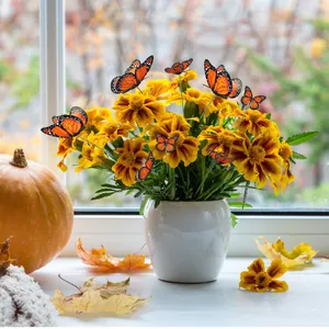 Vue détaillée de tuteurs papillon monarque orange 3D dans un pot de fleurs décoratif d'automne
