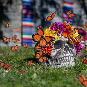 Papillons monarques 3D orange vif sur un crâne pour la décoration du Jour des Morts
