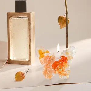 Candela decorativa a forma di farfalla con fiori per un'atmosfera festosa e calda