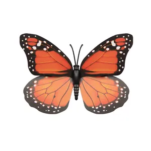 Vue détaillée d'un papillon monarque simulé arborant des motifs orange vifs et précis