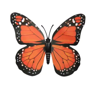 Vue détaillée d'un autocollant mural décoratif papillon monarque orange réaliste