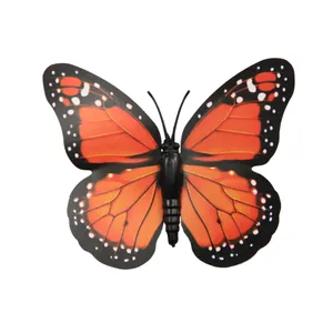 Détail d'un papillon monarque orange réaliste pour le bricolage et la décoration.