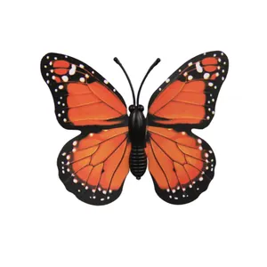 Vue rapprochée détaillée d'une décoration de papillon monarque 3D orange et noire éclatante.