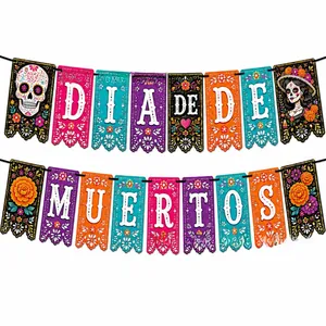 Détail de la guirlande colorée Día de Muertos avec motifs de tête de mort et de Catrina
