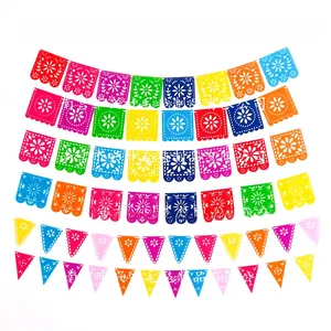 Vista detallada de banderines de papel picado en fieltro de colores con flores