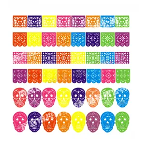 Vista detallada de banderines mexicanos de fieltro coloridos con diseños de calaveras para el Día de Muertos.