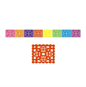 Gros plan sur des bannières en feutre perforées colorées pour les fêtes mexicaines