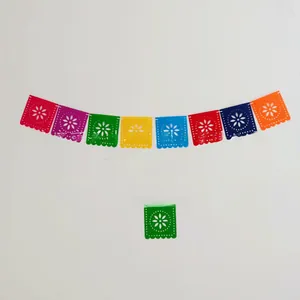 Detalle del cartel mexicano de fieltro con patrón floral calado de 14,8 cm de tamaño