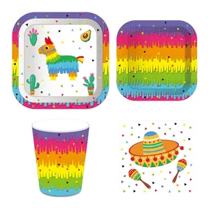 Ensemble de vaisselle de fête mexicaine avec motifs piñata et sombrero colorés